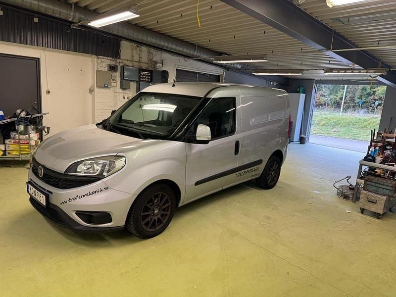 Grå Begagnad 2016 Fiat Doblò Minibuss | 59 000 kr (Superpris) - Bild 1/4