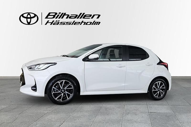 Begagnad Toyota Yaris Hybrid Active 117 HK (86 kW) 2022 Vit Halvkombi