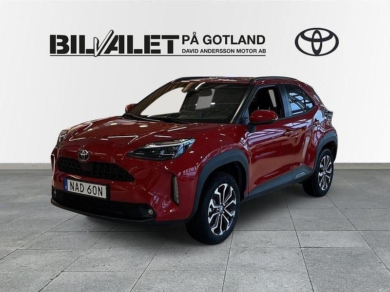 Röd Ny 2025 Toyota Yaris Cross SUV | 346 800 kr (Marknadspris) - Bild 1/4