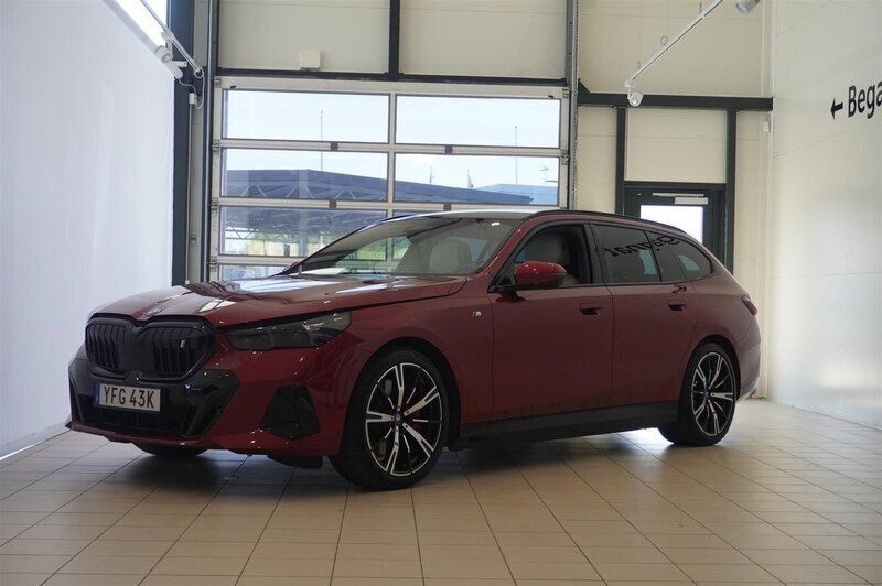 Röd/orange Begagnad 2024 BMW i5 Comfort Edition Sedan | 774 900 kr - Bild 1/4