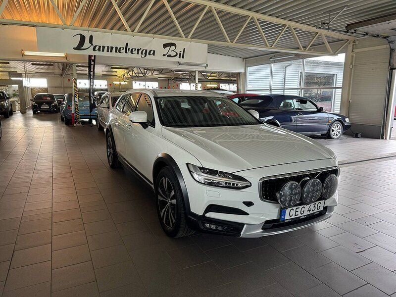 Vit Begagnad 2019 Volvo V90 CC Momentum Kombi | 189 700 kr (Lite dyr) - Bild 1/4