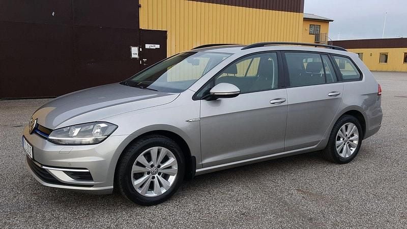 Silver (silvergrå metallic) Begagnad 2019 VW Golf VII Comfortline Kombi | 149 000 kr (Dyr) - Bild 1/4