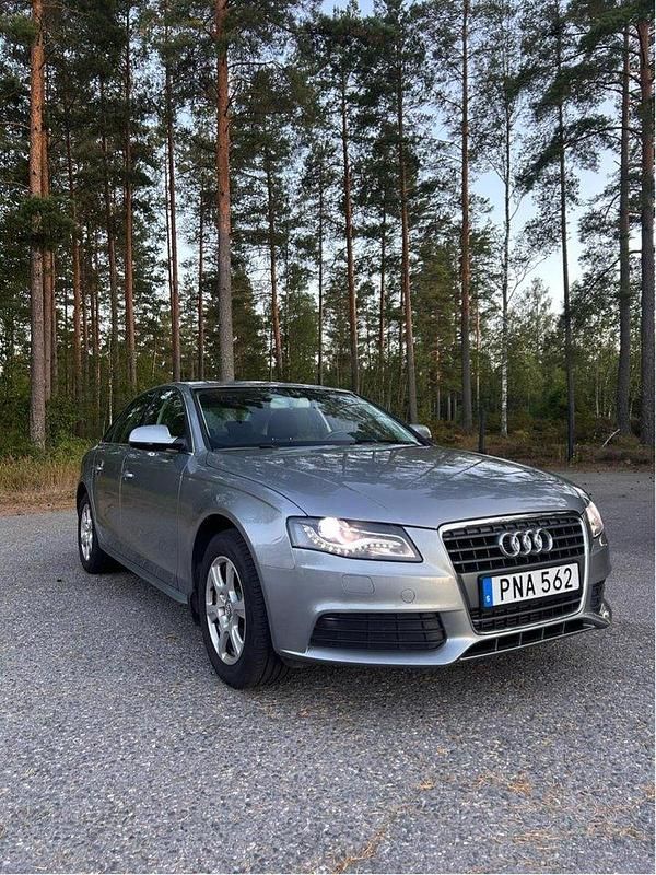 Grå Begagnad 2010 Audi A4 Sedan | 94 000 kr (Marknadspris) - Bild 1/4