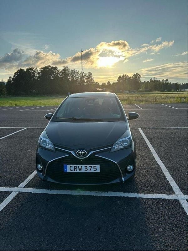 Grå Begagnad 2016 Toyota Yaris Multidrive S Halvkombi | 122 000 kr (Marknadspris) - Bild 1/4
