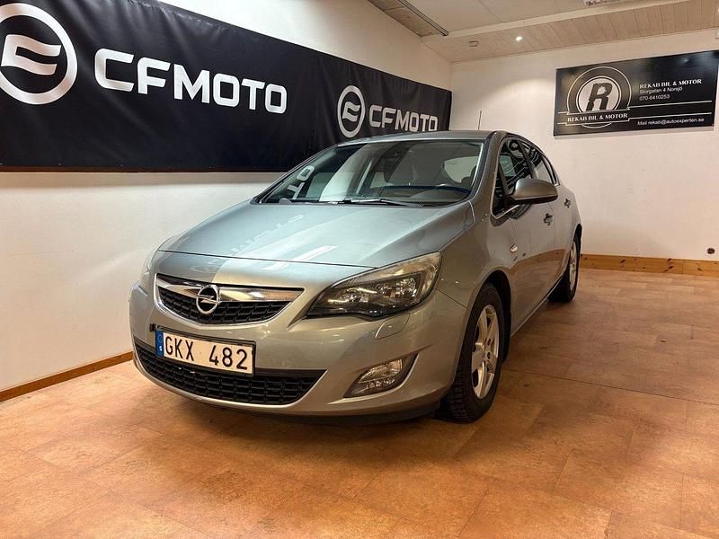 Grå Begagnad 2011 Opel Astra Enjoy Halvkombi | 59 900 kr (Marknadspris) - Bild 1/4