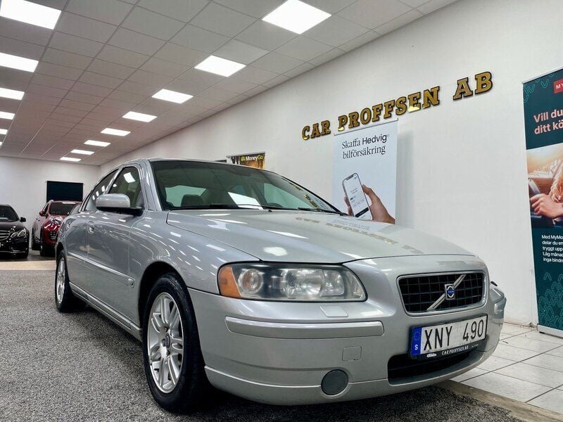 Ljusgrå (grå) Begagnad 2006 Volvo S60 Momentum Sedan | 44 900 kr (Marknadspris) - Bild 1/4