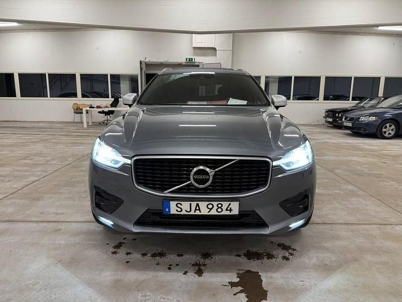 Grå Begagnad 2018 Volvo XC60 R-Design SUV | 299 900 kr (Marknadspris) - Bild 1/4