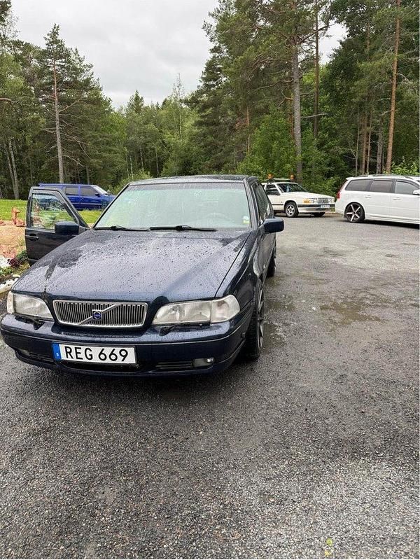 Blå Begagnad 2000 Volvo S70 Sedan | 20 000 kr (Marknadspris) - Bild 1/4