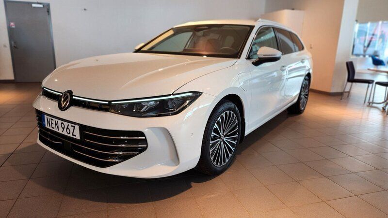 Vit Begagnad 2024 VW Passat Elegance Kombi | 499 900 kr - Bild 1/4