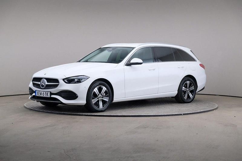 Vit Begagnad 2022 Mercedes C300e Avantgarde Kombi | 365 000 kr (Superpris) - Bild 1/4