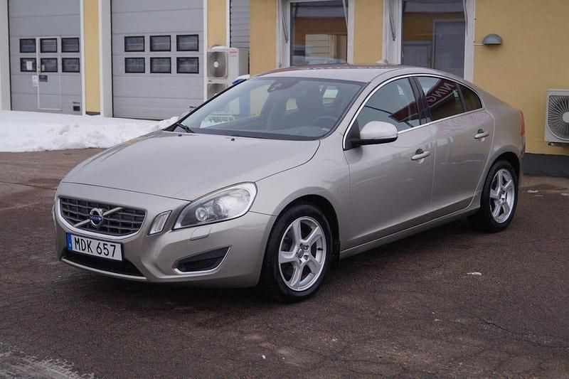 Begagnad Volvo S60 Momentum 116 HK (85 kW) 2011 Brun Sedan