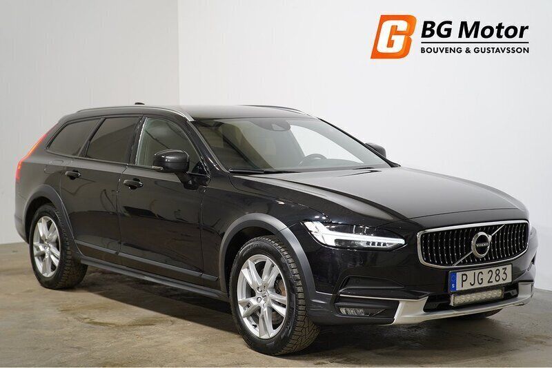 Svart Begagnad 2017 Volvo V90 CC Momentum Kombi | 219 700 kr (Marknadspris) - Bild 1/3