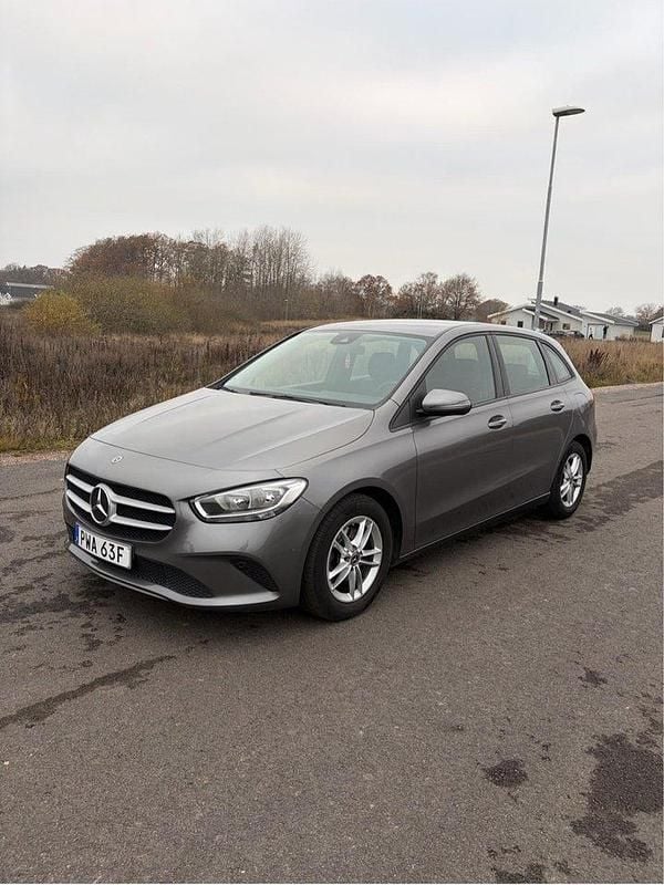 Grå Begagnad 2019 Mercedes B200 Minibuss | 204 900 kr (Marknadspris) - Bild 1/4
