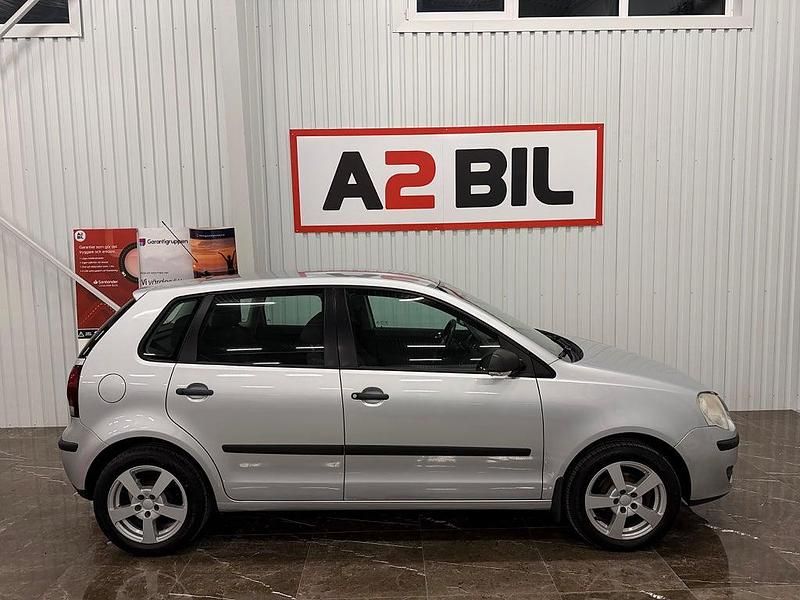 Begagnad VW Polo Trendline 75 HK (55 kW) 2005 Silver Halvkombi