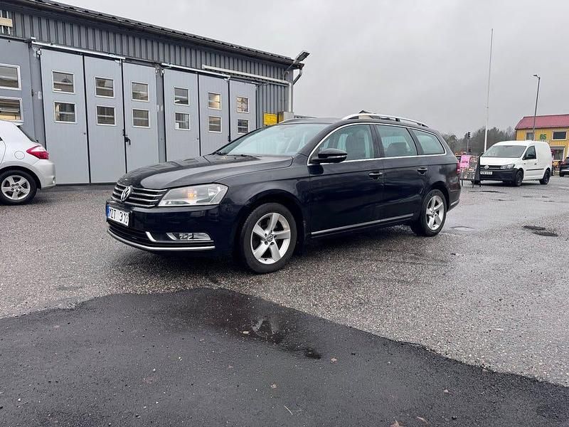 Svart Begagnad 2011 VW Passat Kombi | 59 900 kr (Marknadspris) - Bild 1/4