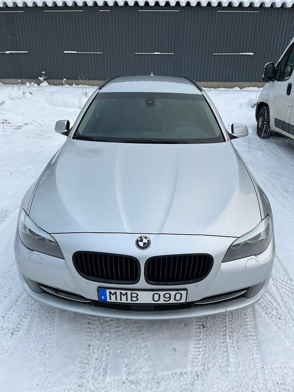 Silver Begagnad 2012 BMW 520 Kombi | 87 000 kr (Bra pris) - Bild 1/4