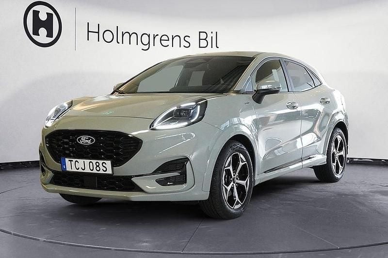 Grå (cactus gray) Begagnad 2024 Ford Puma ST-Line Halvkombi | 249 800 kr (Marknadspris) - Bild 1/4
