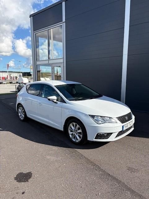 Vit Begagnad 2017 Seat Leon Style Halvkombi | 104 500 kr (Marknadspris) - Bild 1/4