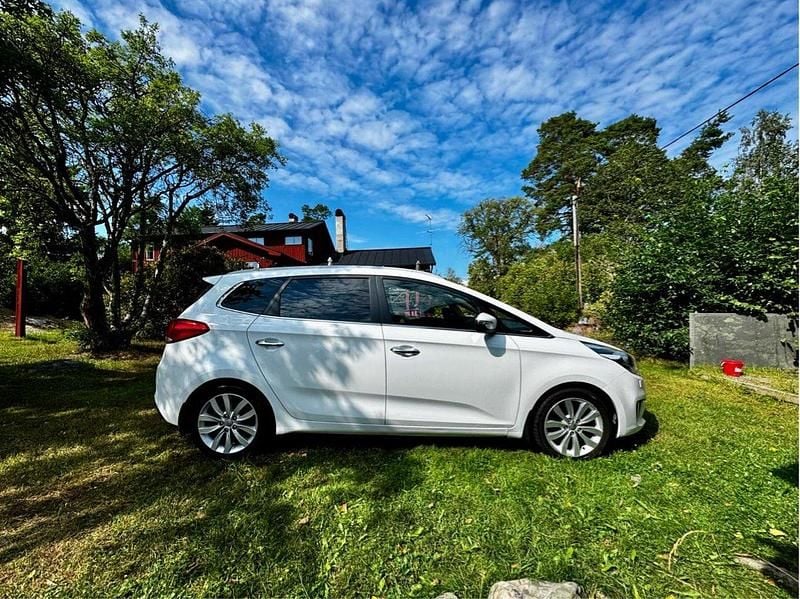 Vit Begagnad 2014 Kia Carens Minibuss | 69 000 kr (Superpris) - Bild 1/4