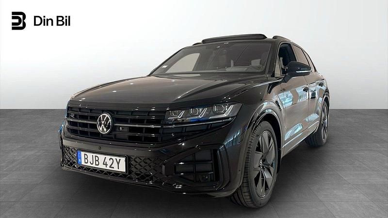Svart (grenadilla black metallic) Ny 2025 VW Touareg R-line SUV | 924 800 kr (Superpris) - Bild 1/4