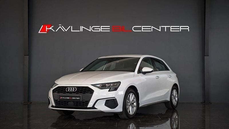 Vit Begagnad 2022 Audi A3 Sportback Comfort Halvkombi | 269 990 kr (Marknadspris) - Bild 1/4