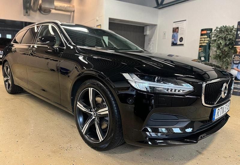 Svart Begagnad 2017 Volvo V90 Momentum Kombi | 209 900 kr (Marknadspris) - Bild 1/4