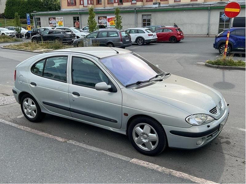 Grå Begagnad 2000 Renault Mégane Halvkombi | 12 000 kr - Bild 1/4