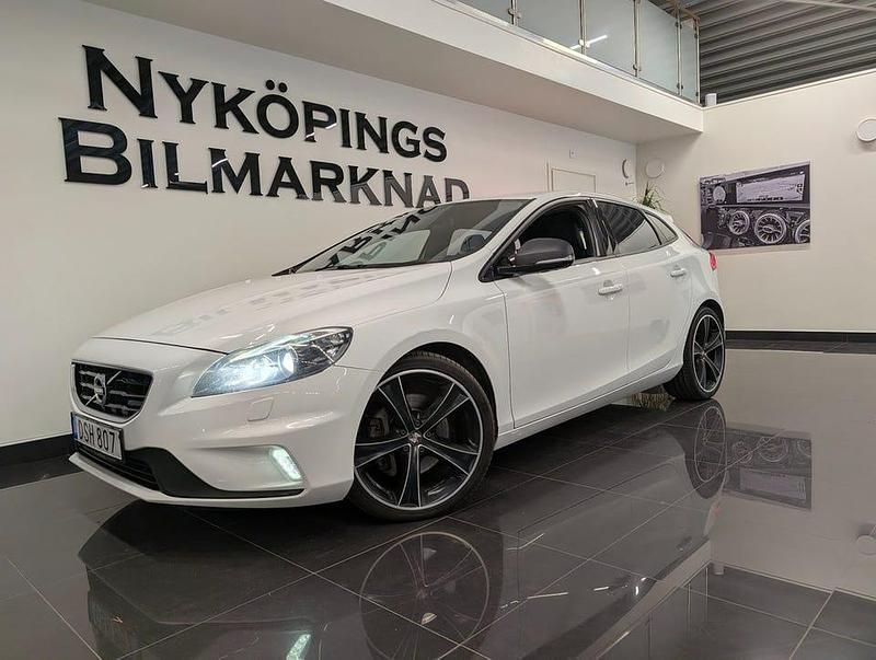 Begagnad Volvo V40 R-Design 190 HK (139 kW) 2014 Vit Halvkombi