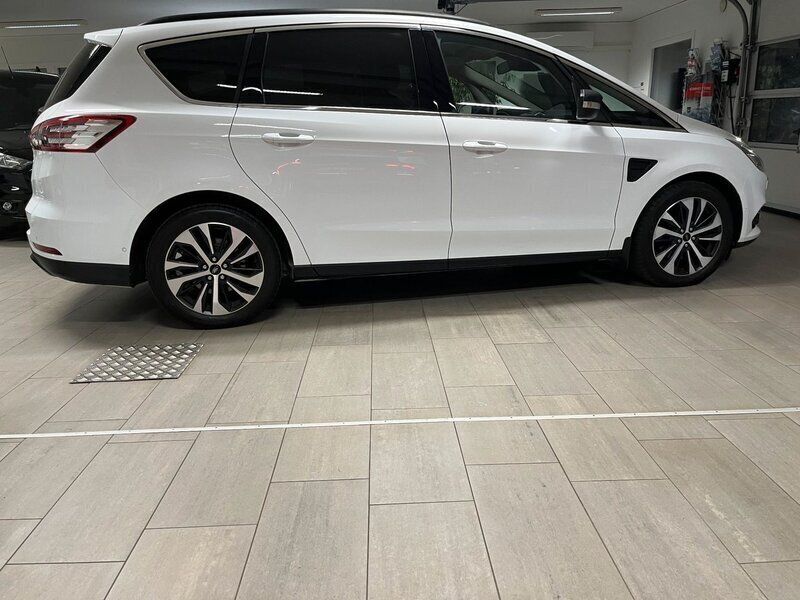 Vit Begagnad 2016 Ford S-MAX Business Edition Minibuss | 205 000 kr (Marknadspris) - Bild 1/4