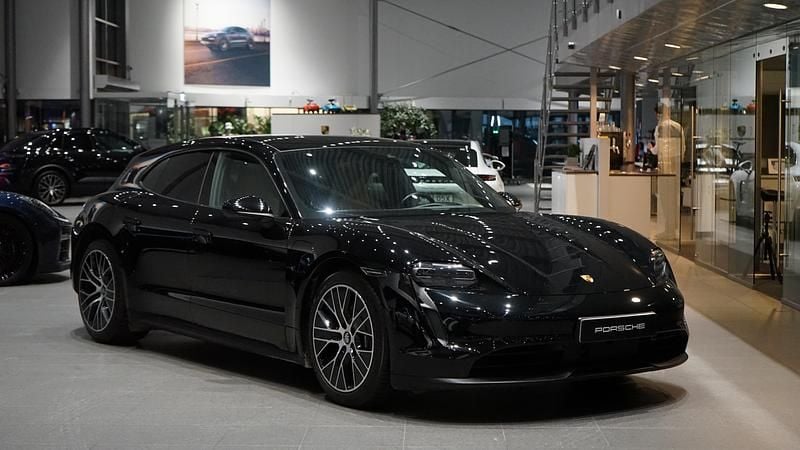 Svart Begagnad 2023 Porsche Taycan Sport Turismo Kombi | 619 000 kr (Superpris) - Bild 1/4