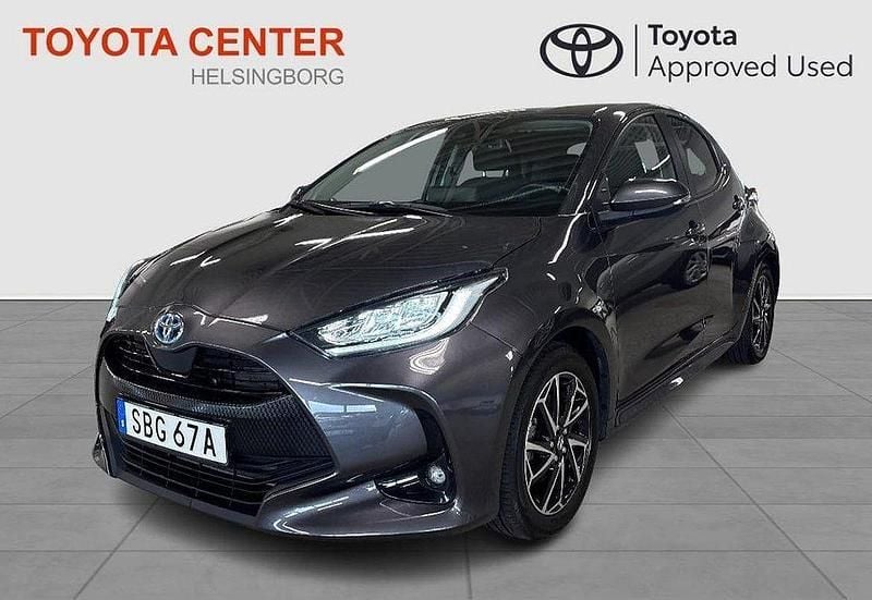Mörkgrå (grå) Begagnad 2022 Toyota Yaris Hybrid Active Halvkombi | 224 900 kr (Marknadspris) - Bild 1/4