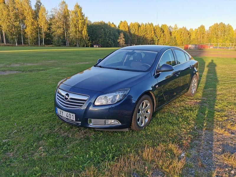 Blå Begagnad 2011 Opel Insignia Halvkombi | 54 000 kr (Bra pris) - Bild 1/4