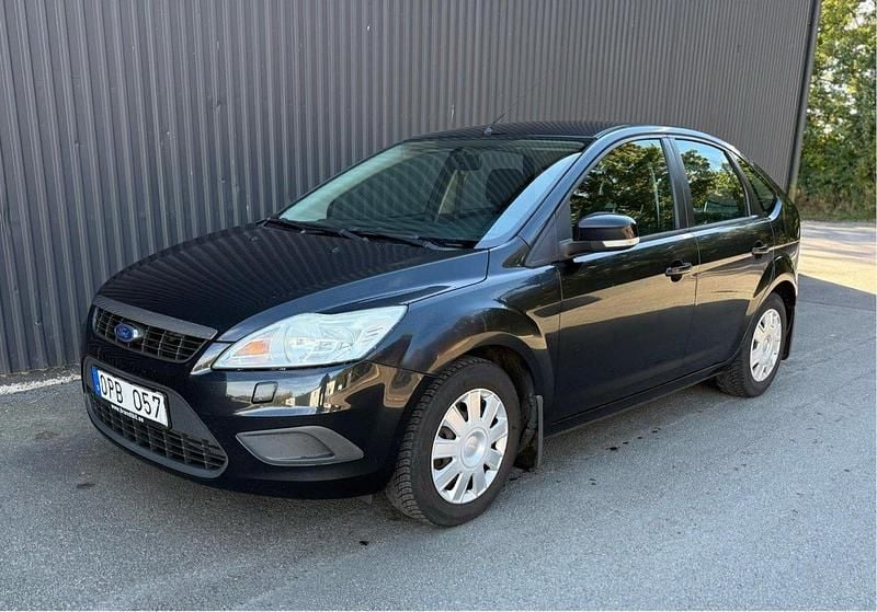 Svart Begagnad 2011 Ford Focus Trend Halvkombi | 24 500 kr (Marknadspris) - Bild 1/4