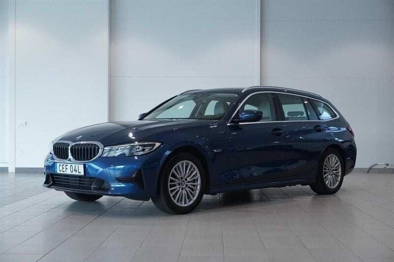 Blå Begagnad 2022 BMW 330e Sport Line Kombi | 299 800 kr (Marknadspris) - Bild 1/4