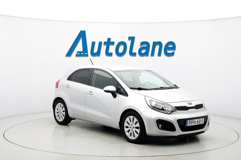 Grå Begagnad 2014 Kia Rio Halvkombi | 99 900 kr (Marknadspris) - Bild 1/3