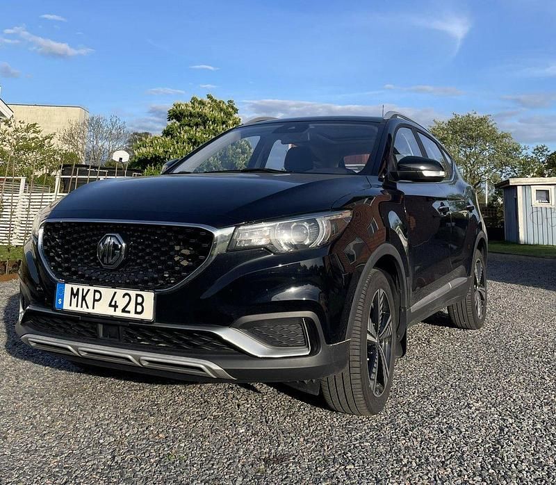 Svart Begagnad 2021 MG ZS Luxury Sedan | 180 000 kr (Bra pris) - Bild 1/4