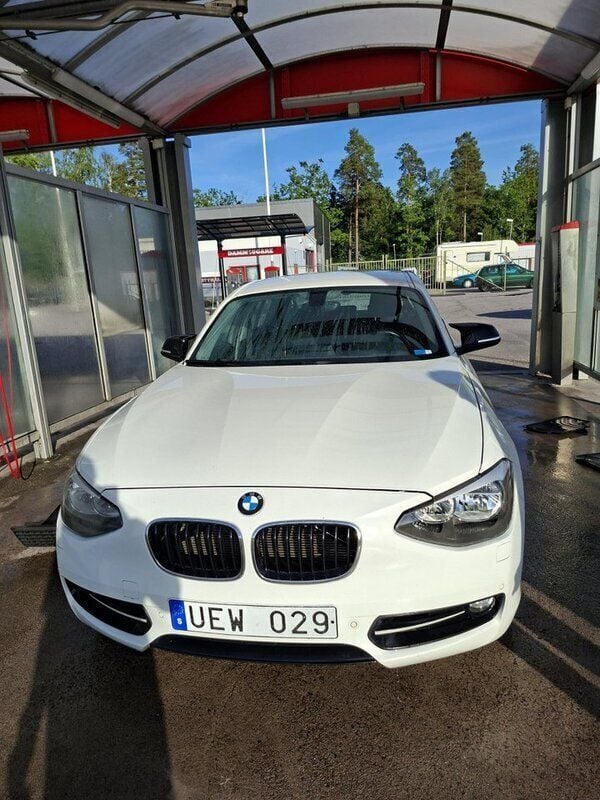 Vit Begagnad 2012 BMW 120 Sport Line Halvkombi | 70 000 kr (Superpris) - Bild 1/4