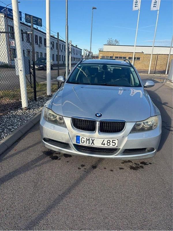 Grå Begagnad 2008 BMW 320 Comfort Edition Kombi | 59 900 kr (Marknadspris) - Bild 1/4