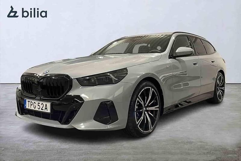 Grå Begagnad 2025 BMW 520 Kombi | 599 900 kr - Bild 1/1