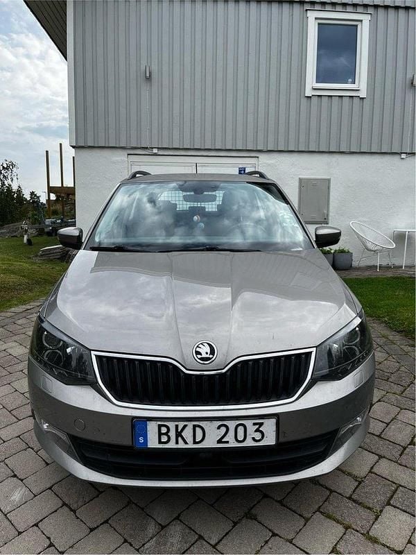 Brun Begagnad 2016 Skoda Fabia Style Kombi | 99 000 kr (Marknadspris) - Bild 1/4