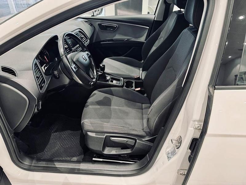 Begagnad Seat Leon Style 131 HK (96 kW) 2020 Vit Halvkombi