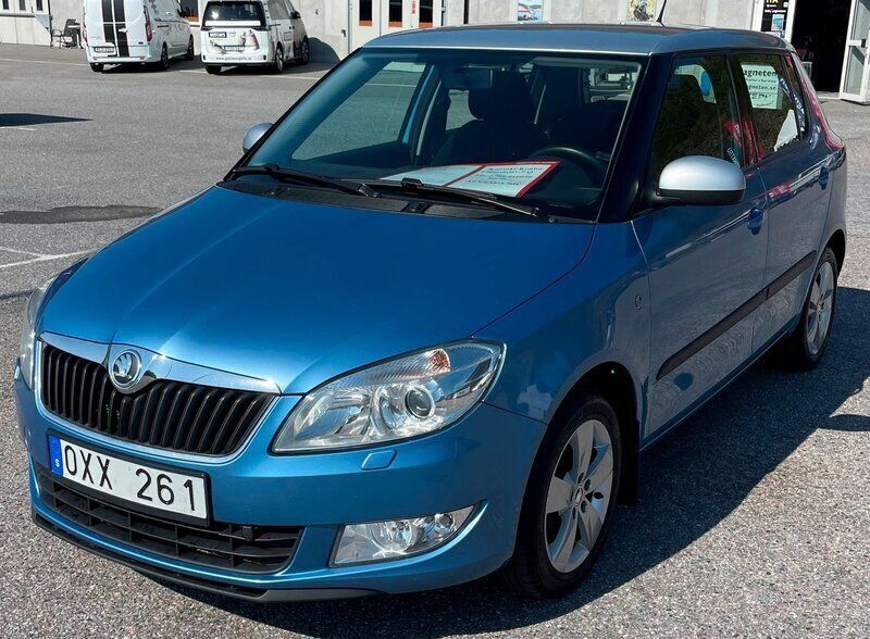 Blå Begagnad 2013 Skoda Fabia Halvkombi | 71 900 kr (Lite dyr) - Bild 1/4