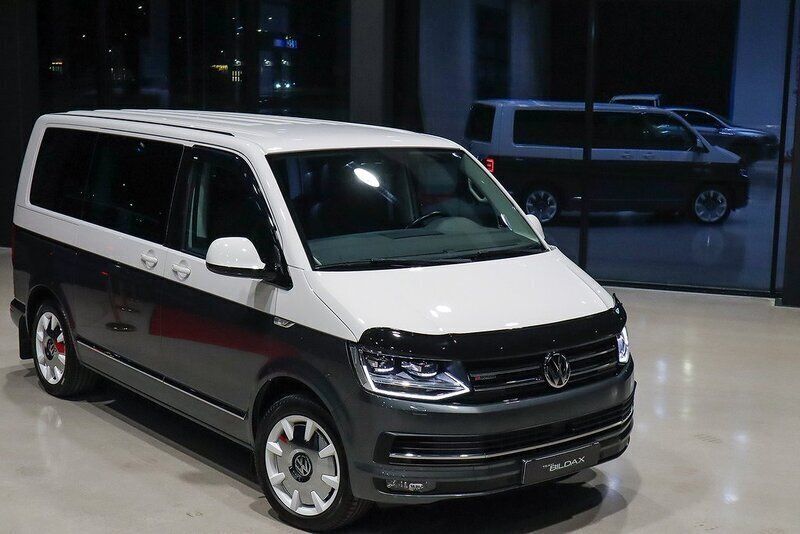 Flerfärgad (grey / white metallic ) Begagnad 2019 VW Multivan Highline Minibuss | 558 000 kr (Dyr) - Bild 1/4
