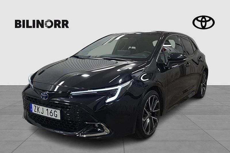 Svart Begagnad 2023 Toyota Corolla Hybrid Executive Halvkombi | 294 900 kr (Marknadspris) - Bild 1/4