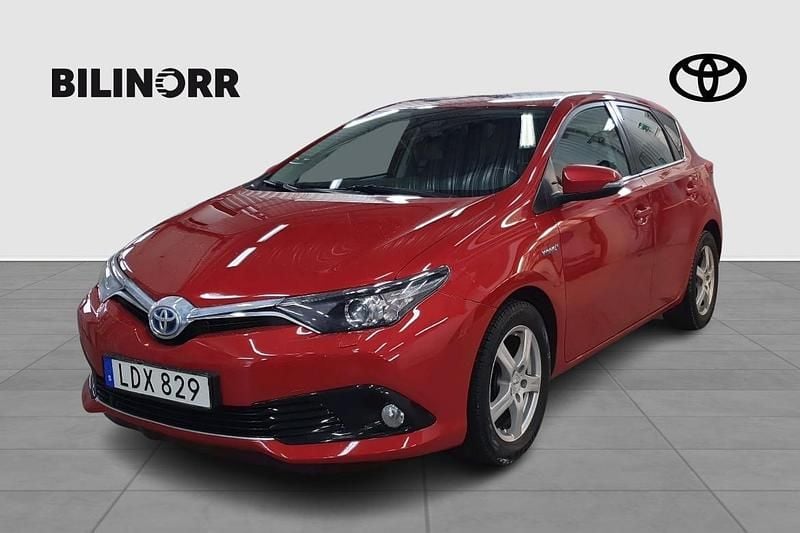 Mörkröd Begagnad 2015 Toyota Auris Hybrid Active Halvkombi | 159 900 kr (Marknadspris) - Bild 1/4