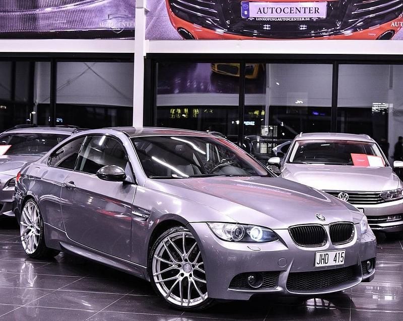 Grå Begagnad 2007 BMW 325 Comfort Edition Sportkupé | 149 900 kr - Bild 1/4