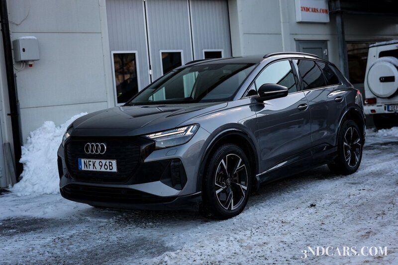 Grå Begagnad 2022 Audi Q4 e-tron Comfort SUV | 469 900 kr (Dyr) - Bild 1/4