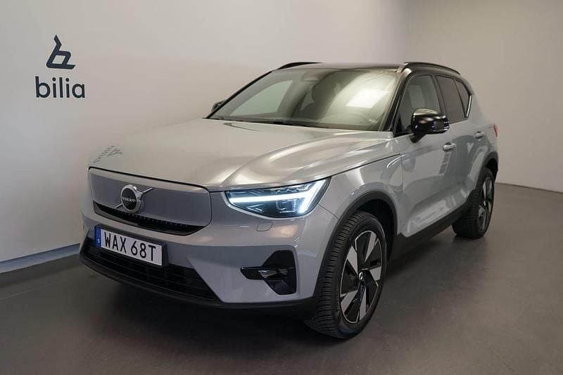Grå Begagnad 2023 Volvo XC40 Plus SUV | 429 500 kr (Marknadspris) - Bild 1/3