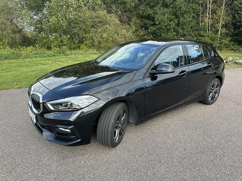 Svart Begagnad 2021 BMW 118 Sport Line Halvkombi | 240 000 kr (Marknadspris) - Bild 1/4