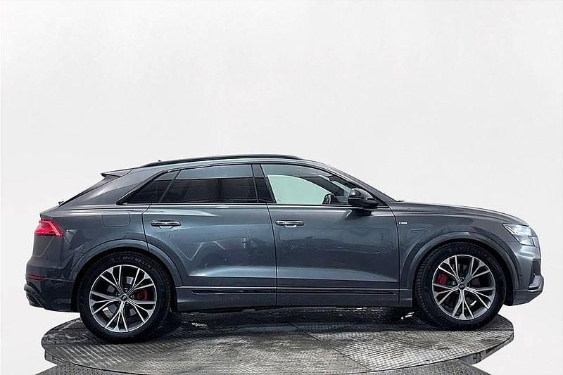 Begagnad Audi Q8 S-Line 463 HK (340 kW) 2022 Grå SUV